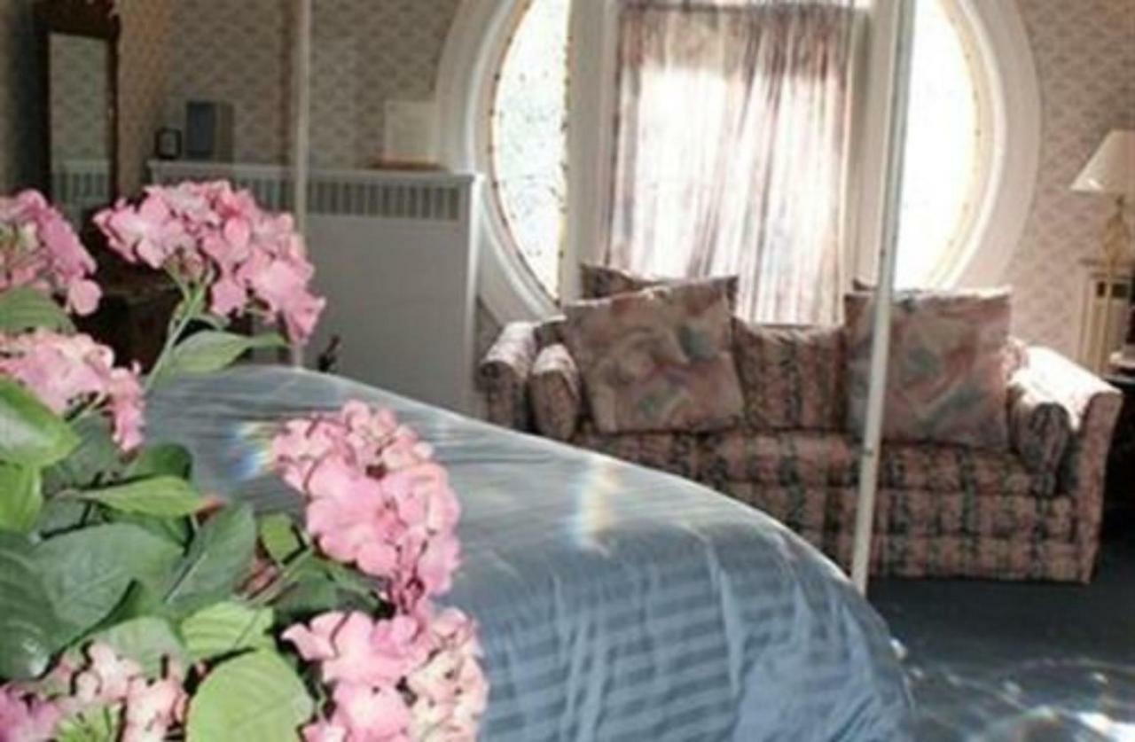 M&M Victorian Bed And Breakfast Marinette Exterior foto